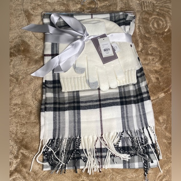 Francesca’s Scarf Beanie & Glove Gift Set Screen Compatible Christmas Gift - Picture 9 of 12